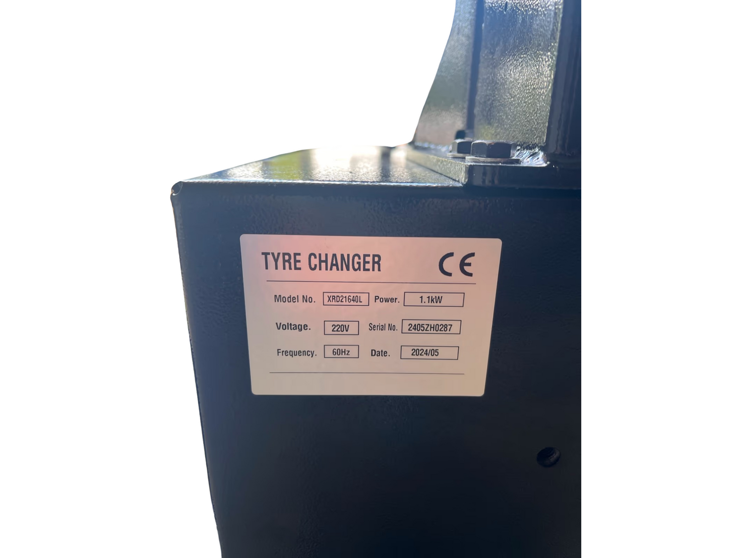 Reifenwechselmaschine mit linkem Hilfsarm BRAND 7