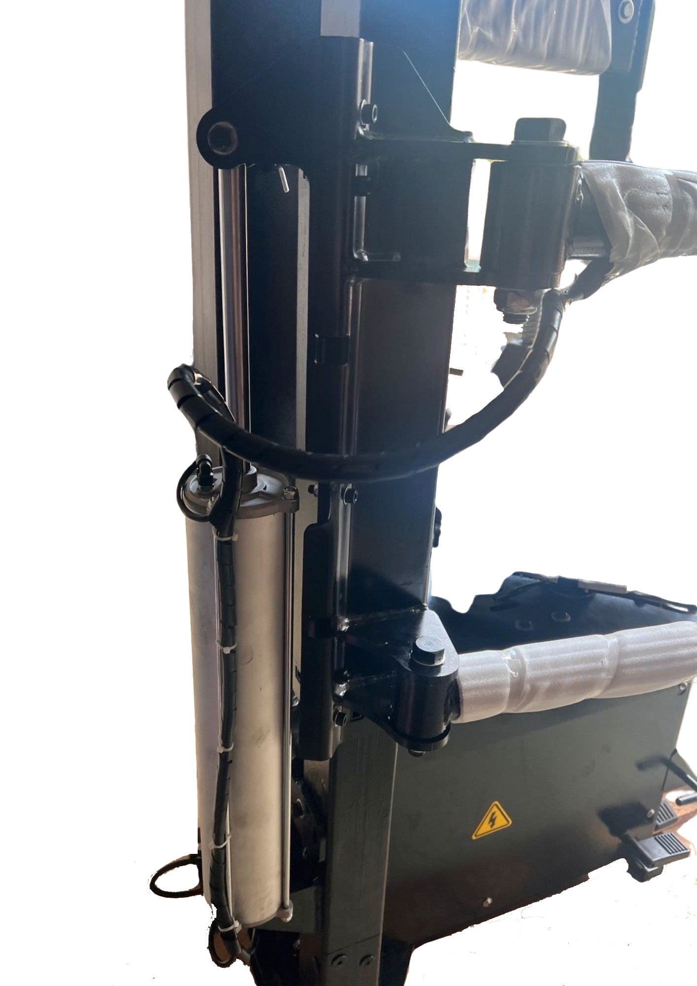 Reifenwechselmaschine mit linkem Hilfs Arm BRAND7