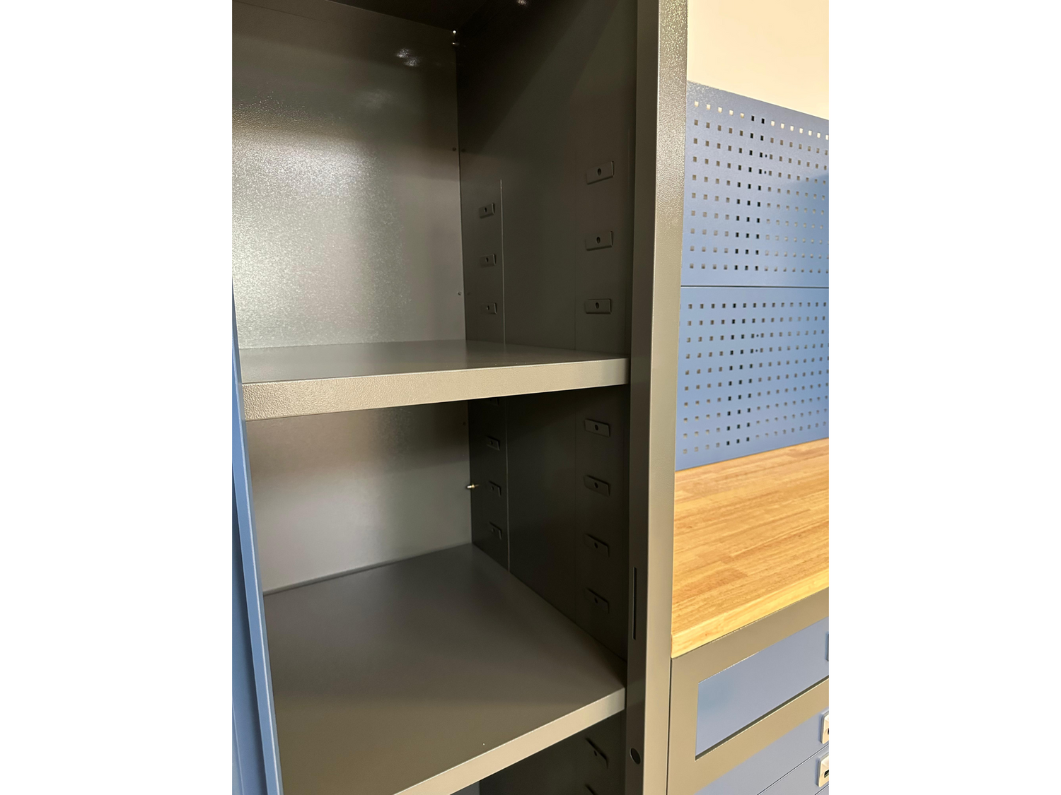 Mobile Werkbank mit 9 Schubladen & 2 Schränken | BRAND7